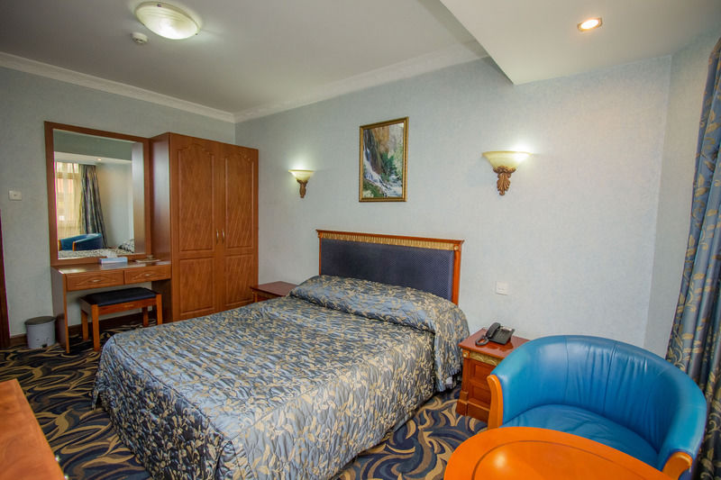 City Royal Resort Hotel Kyambogo  Екстер'єр фото
