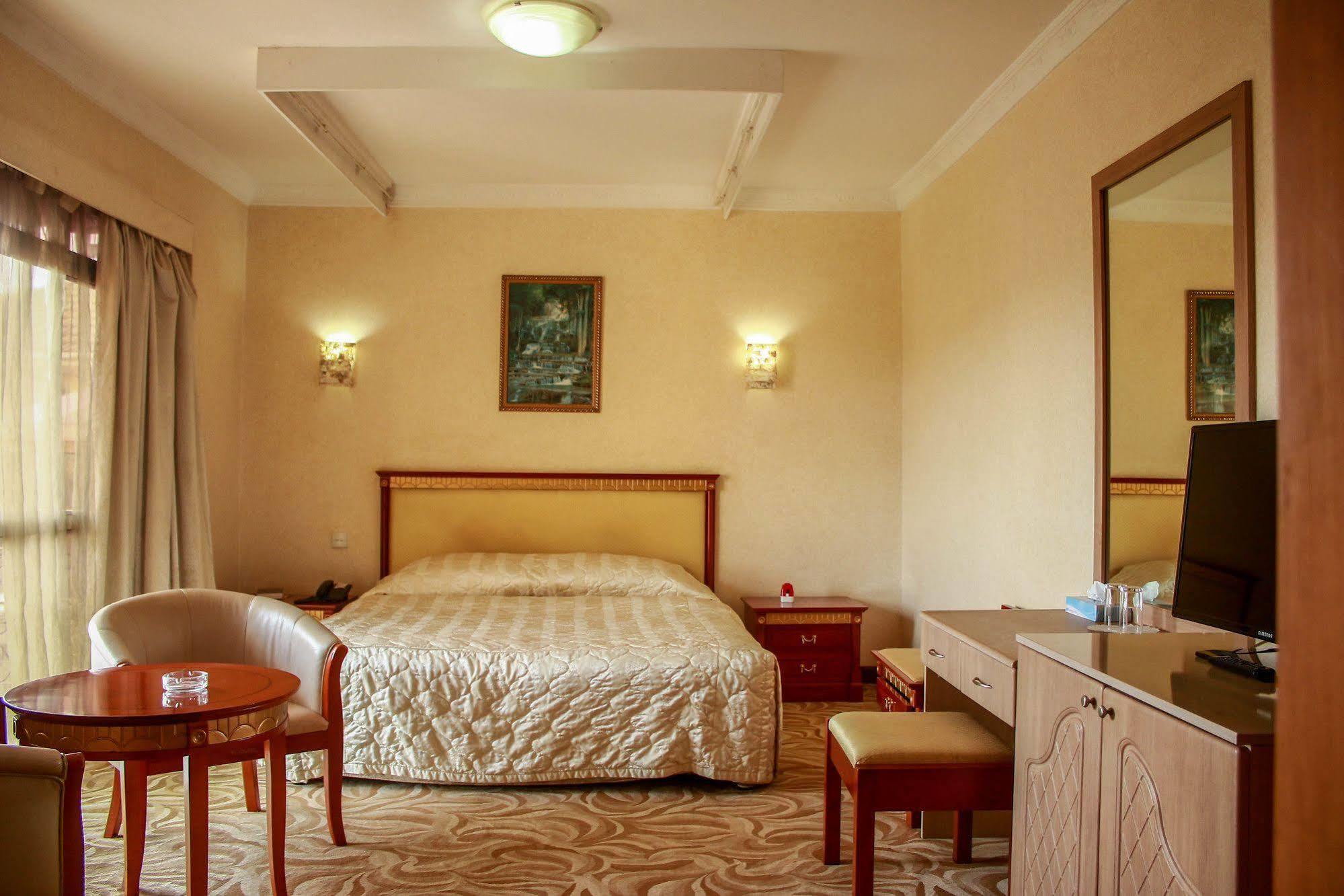 City Royal Resort Hotel Kyambogo  Екстер'єр фото