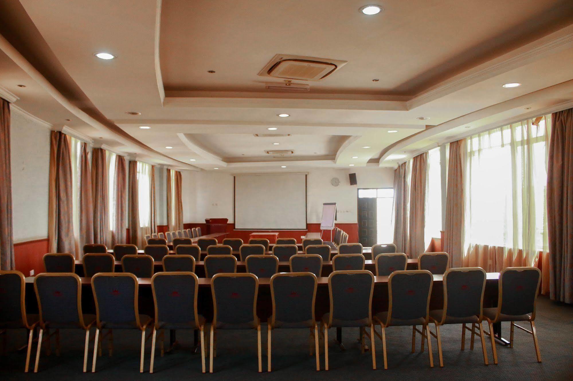 City Royal Resort Hotel Kyambogo  Екстер'єр фото